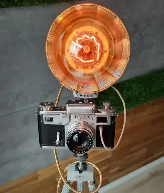 Lampa retro z aparatu KIEV vintage — praca twórcy Bartek be Art na Freshwall Marketplace