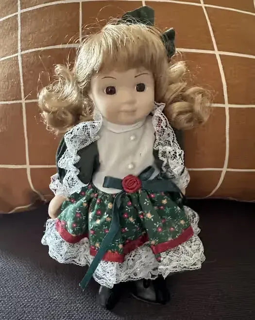 Mała lalka porcelanowa lata 90 — praca twórcy Kinga na Freshwall Marketplace