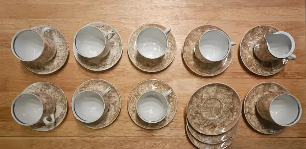 Marmurkowy serwis porcelanowy Karolina i nie tylko — praca twórcy Emi i Memo na Freshwall Marketplace