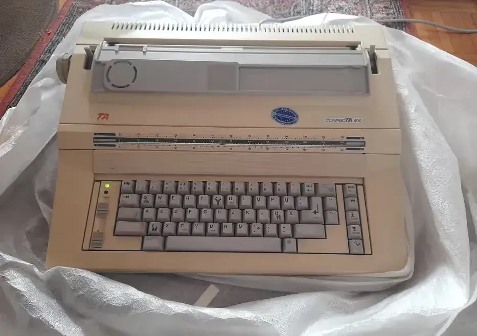 Maszyna do pisania  Triumpf-Adler — praca twórcy Agata na Freshwall Marketplace