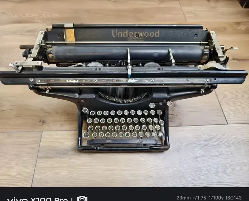 Maszyna do pisania Underwood — praca twórcy Robert na Freshwall Marketplace