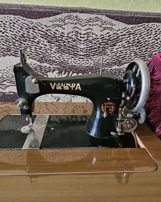 Maszyna do szycia Juno vesta — praca twórcy Lila na Freshwall Marketplace