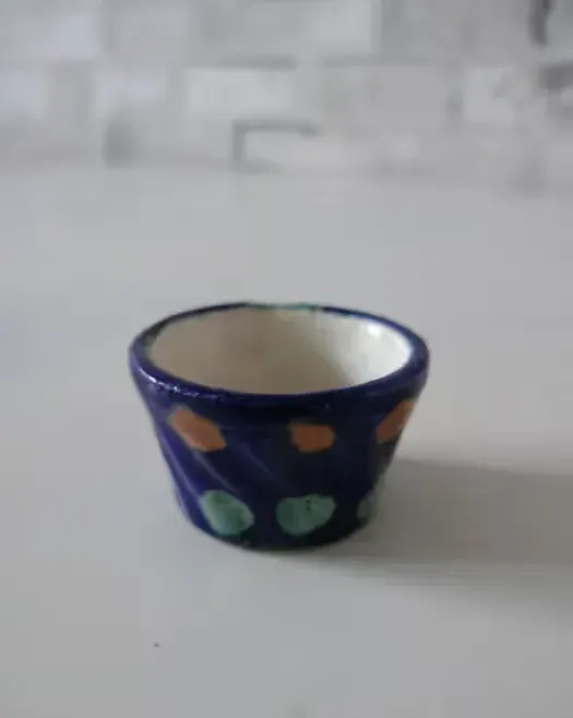 Miniaturowa miseczka ceramiczna  Sygnatura VGG 22 — praca twórcy Alunia na Freshwall Marketplace