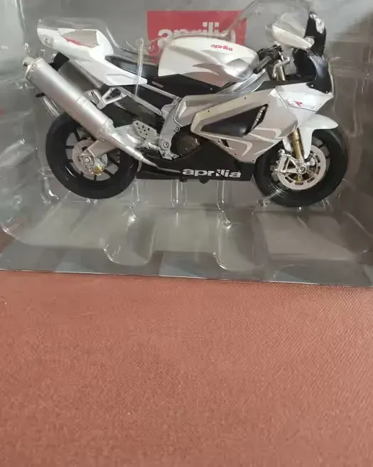 Model motocykla Aprilia RSV 1000R serii Welly .Skala 1:10.Cena 50zł. — praca twórcy darek na Freshwall Marketplace