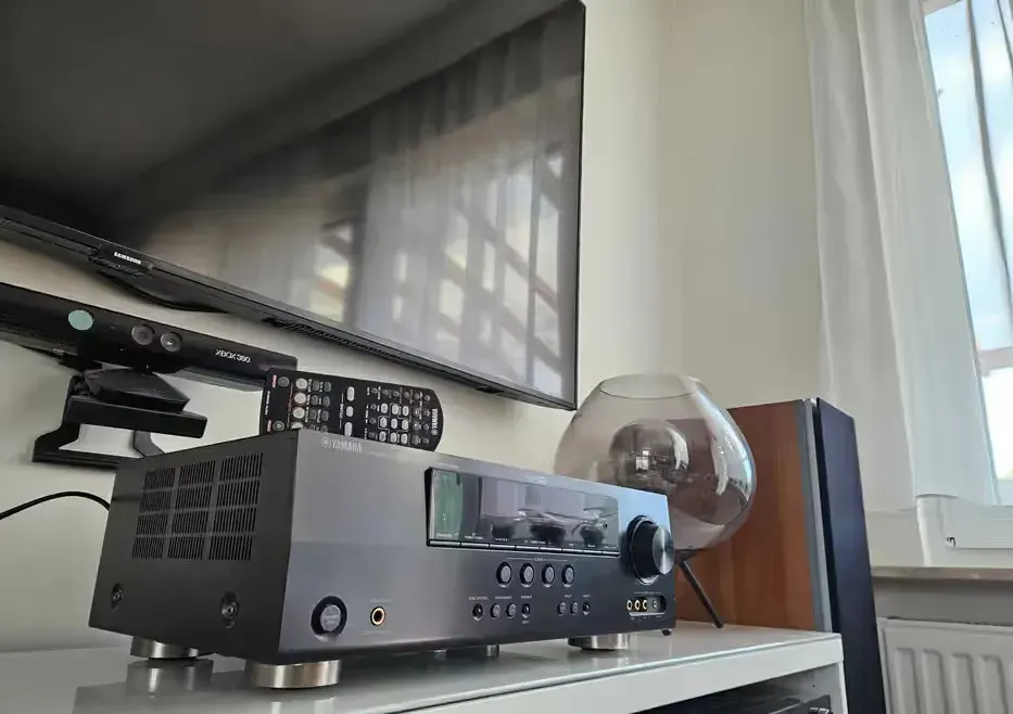 OKAZJA Wzmacniacz Amplituner kino stereo hdmi dts dolby optical bluetooth tuner Yamaha rx v 365 — praca twórcy Maria na Freshwall Marketplace
