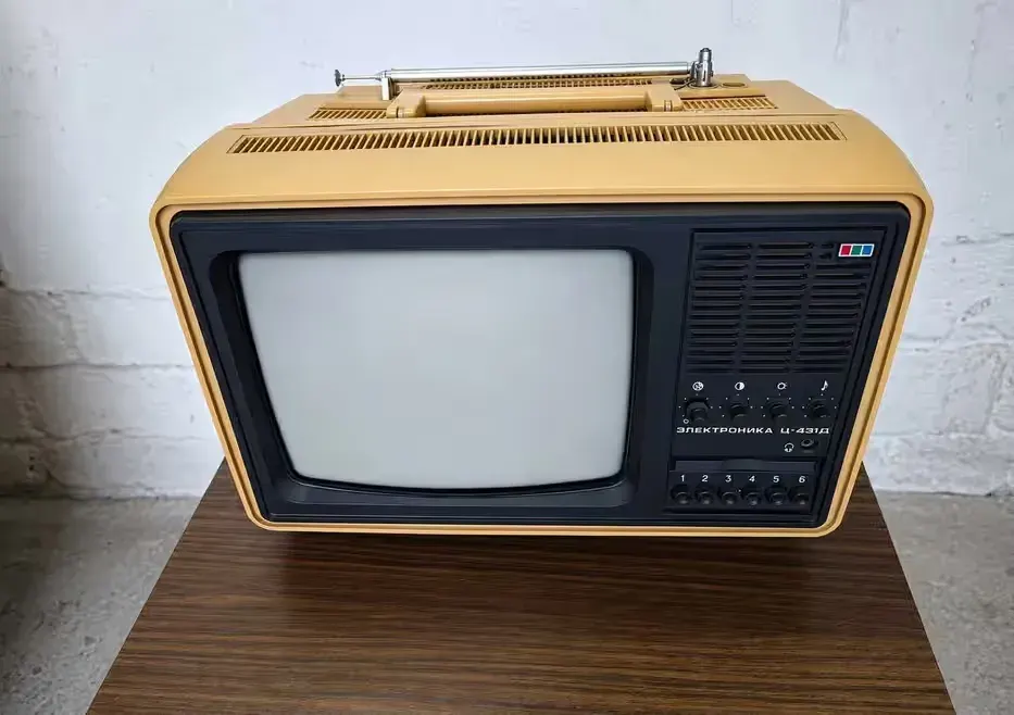 Oryginalny radziecki telewizor kolorowy Elektronika C-431D (Электроника Ц-431Д), produkcji ZSRR. — praca twórcy Krzysztof na Freshwall Marketplace