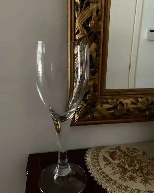 Oryginalny wazon szklo. Okres PRLu . Wys 35,5cm — praca twórcy Ziz na Freshwall Marketplace