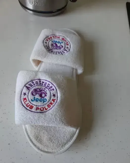 Pantofle jeep frotte club rajdy kolekcja unisex białe logo vintage boh — praca twórcy kontakt na Freshwall Marketplace