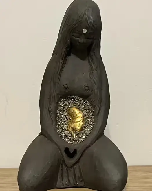 Phillipa Bowers Mother Source/Matka – Źródło Życia  – rzeźba artystyczna — praca twórcy Ola na Freshwall Marketplace