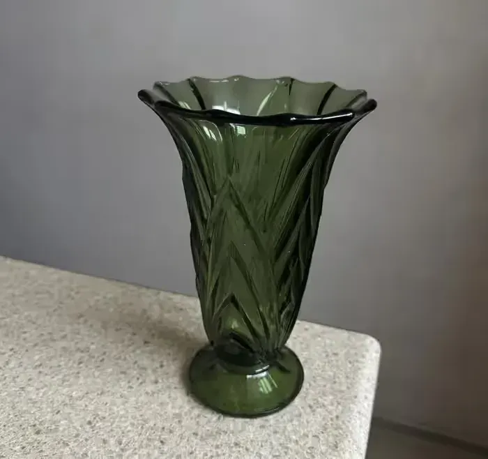Piękny zielony wazon art deco stare szkło — praca twórcy Bartosz na Freshwall Marketplace