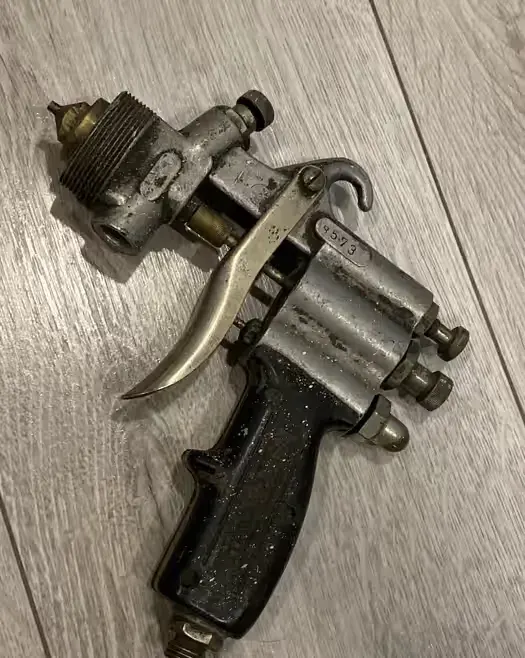 Pistolet do malowania stary prl typ wan 2 — praca twórcy Wojciech na Freshwall Marketplace