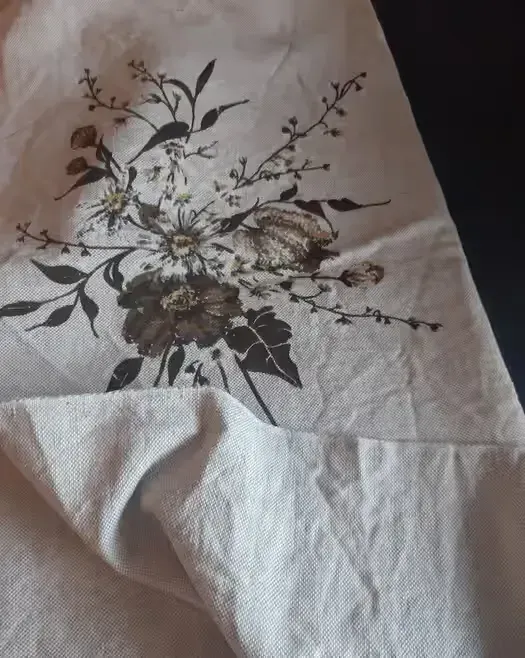 Płótno prl kawałek tkaniny surowy vintage babcia kwiaty wzory boho — praca twórcy kontakt na Freshwall Marketplace