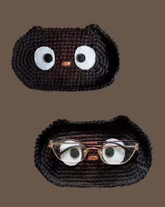 Podstawka na okulary w kształcie postaci Chococat — praca twórcy hxnia na Freshwall Marketplace