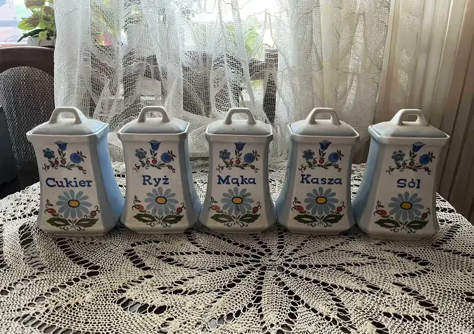 pojemnik porcelana PRL spożywcze cukier sól mąka kasza ryż wzór kaszubski Lubiana sprzedam komplet lub na sztuki — praca twórcy Monika na Freshwall Marketplace