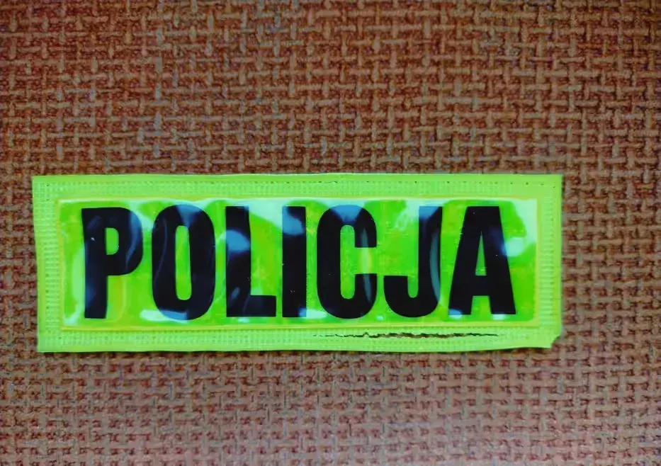 POLICJA naszywka (emblemat) odblaskowa koloru żółtego z napisem Policja koloru czarnego - stary wzór — praca twórcy Artur na Freshwall Marketplace