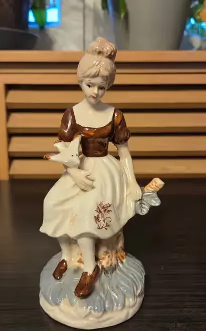 Porcelanowa figurka dziewczyny z ptakiem nieznanej produkcji — praca twórcy Filip na Freshwall Marketplace