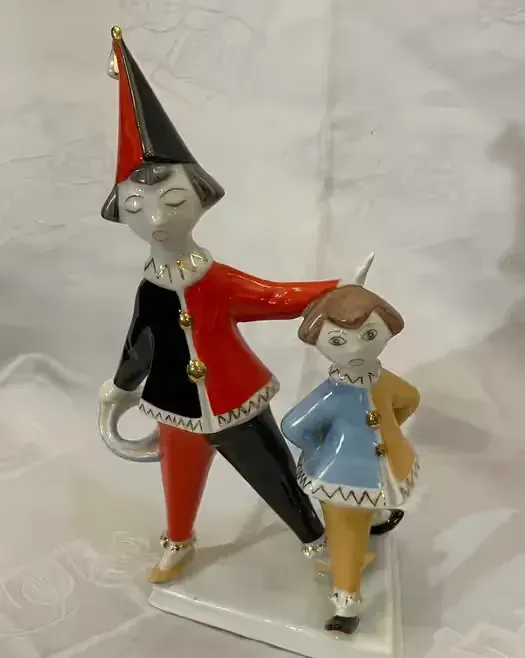 Porcelanowa figurka para Pierrotów, Hollohaza — praca twórcy Antykwariat Uliczka Staroci na Freshwall Marketplace