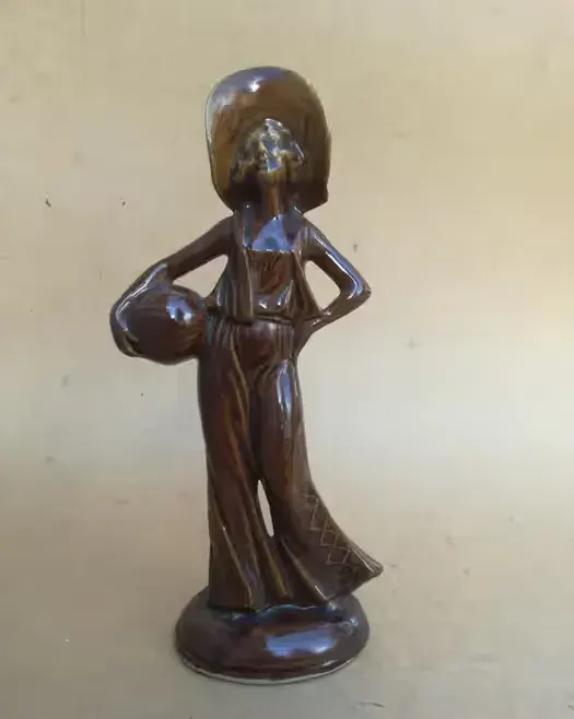 Porcelanowa figurka PRL — praca twórcy kt na Freshwall Marketplace