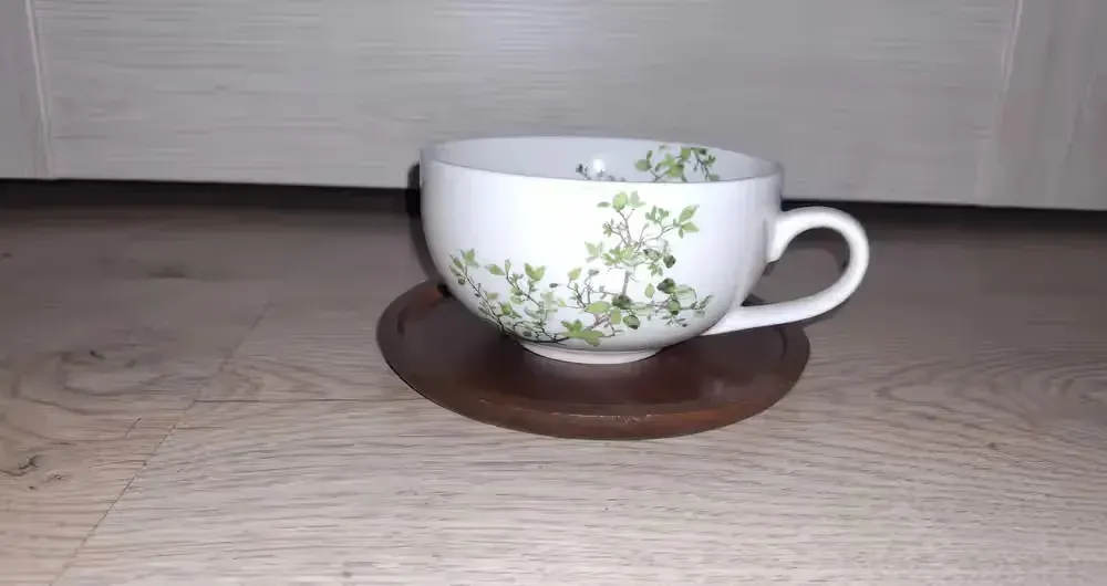 Porcelanowa filiżanka z podstawką z drewna akacjowego Easy Life — praca twórcy Ola na Freshwall Marketplace