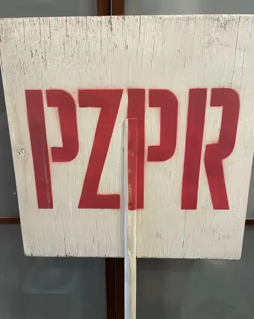 Pzpr szyld znak transparent PRL komuna vintage drewniany oryginalny — praca twórcy Ja.nóż na Freshwall Marketplace