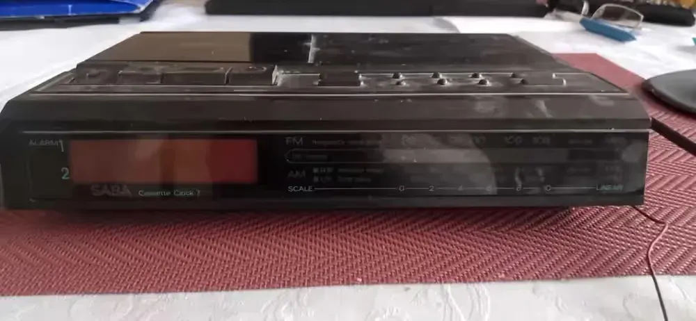 Radio z magnetofonem — praca twórcy Maria na Freshwall Marketplace