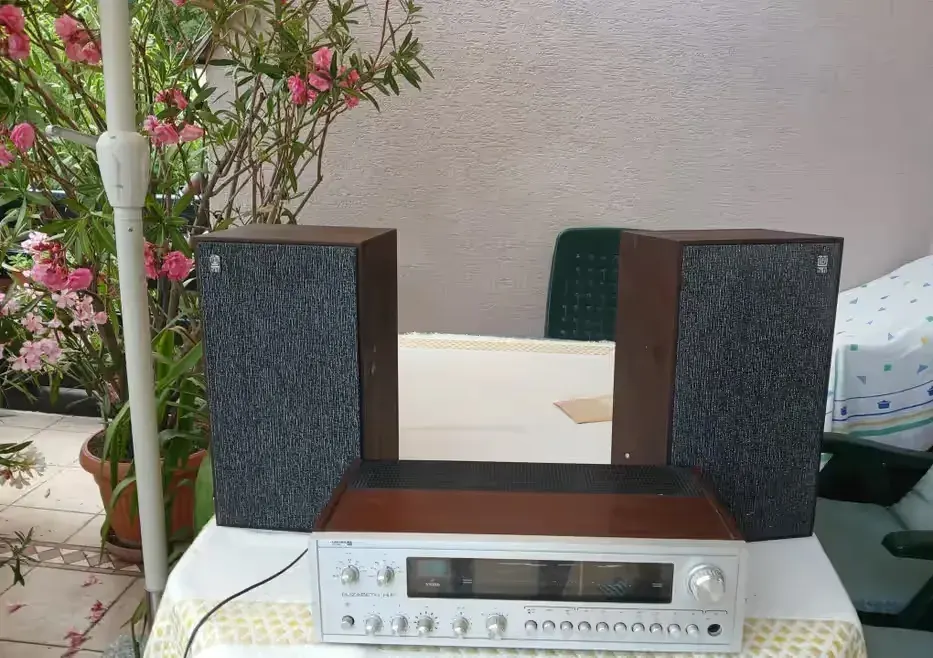 Radio zabytkowe. — praca twórcy gabiibronek na Freshwall Marketplace