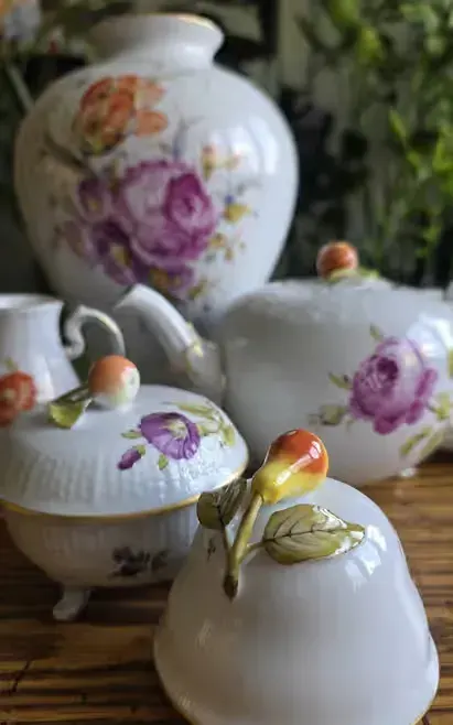 Ręcznie malowany porcelanowy zestaw Tête-à-tête z amforą – Ludwigsburg, Alt-Ozier. — praca twórcy Renata na Freshwall Marketplace