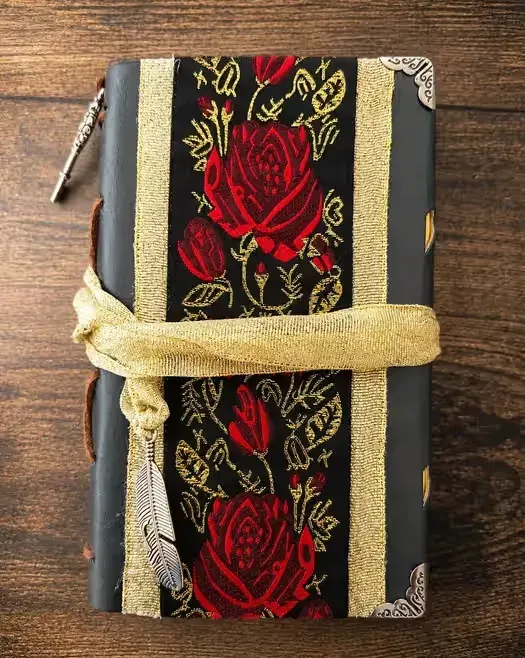 Ręcznie wykonany notes A6 z haftowaną różą  Papier kraft | Unikat (8) — praca twórcy Joanna na Freshwall Marketplace