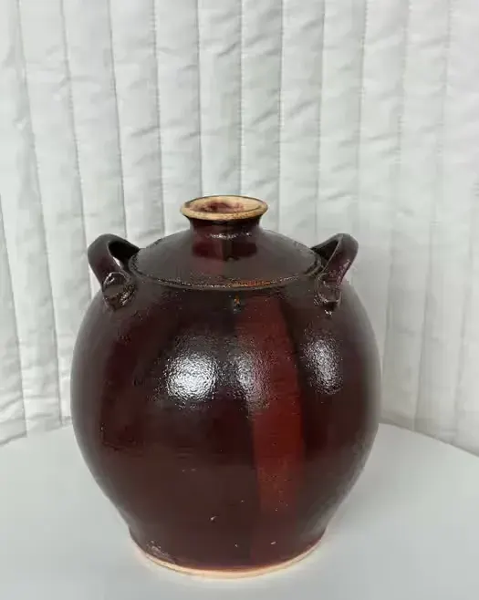 Rustykalny kamionkowy dzban na wino/oliwę — praca twórcy Nela Picks Antiques na Freshwall Marketplace