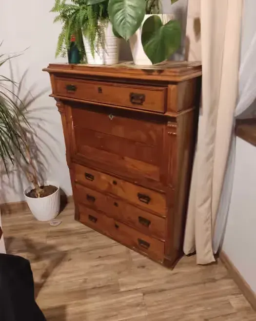 Sekretarka, komoda, antyk — praca twórcy Edyta na Freshwall Marketplace