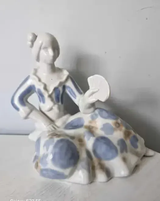 Stara figurka porcelana sygnowana C100 Dama z wachlarzem — praca twórcy Paweł na Freshwall Marketplace