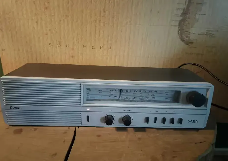 stare kolekcjonerskie radio Saba Donau S — praca twórcy marta na Freshwall Marketplace