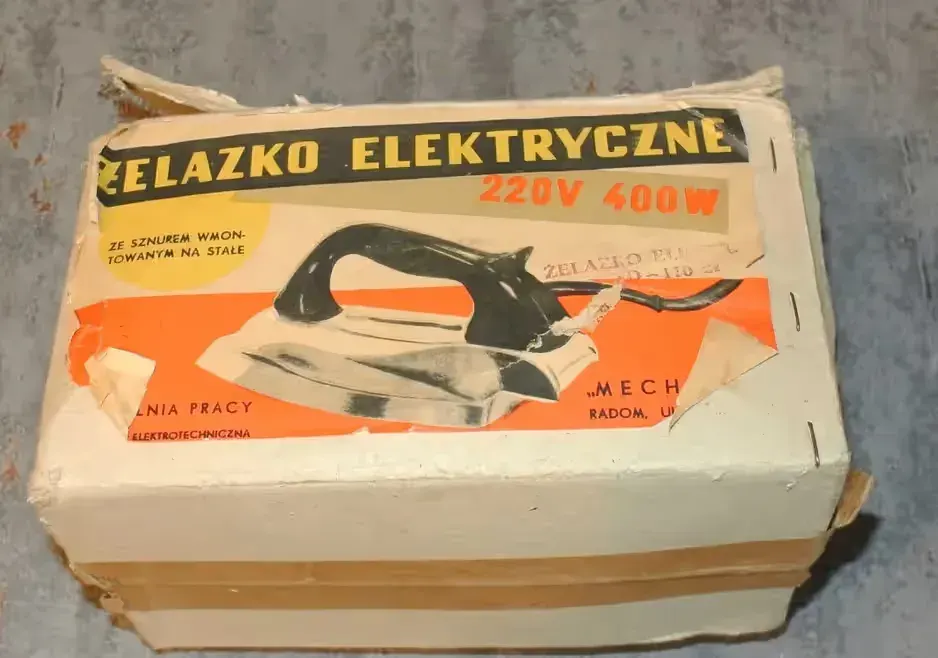 Stare puste pudełko z czasów PRL - Żelazko elektryczne — praca twórcy Grzegorz na Freshwall Marketplace