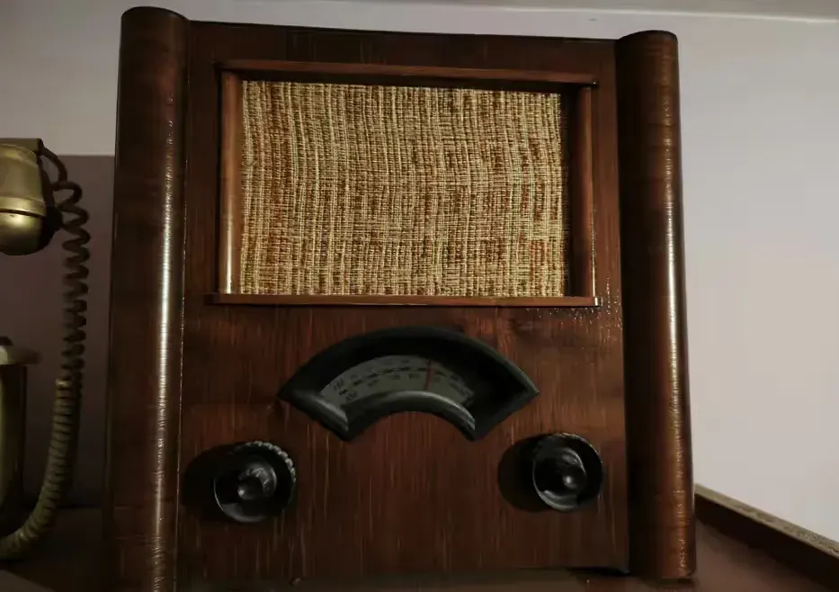 stare radio firmy AEG vintage — praca twórcy Tadeusz na Freshwall Marketplace