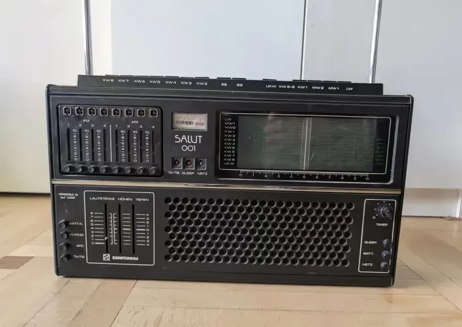 Stare Radzieckie radio salut 001 — praca twórcy a45ndrzej na Freshwall Marketplace