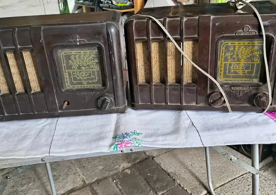 stare zabytkowa dwa radia  Pionier orginał — praca twórcy janusz na Freshwall Marketplace