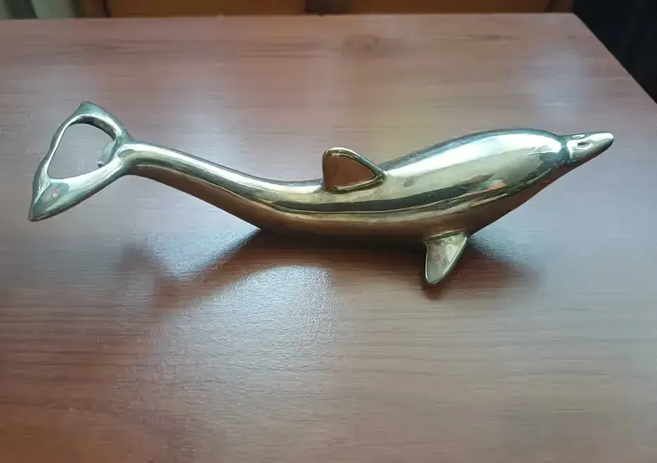 Stary metalowy otwieracz do butelek, oryginalny wzór delfina, — praca twórcy Malgorzata na Freshwall Marketplace