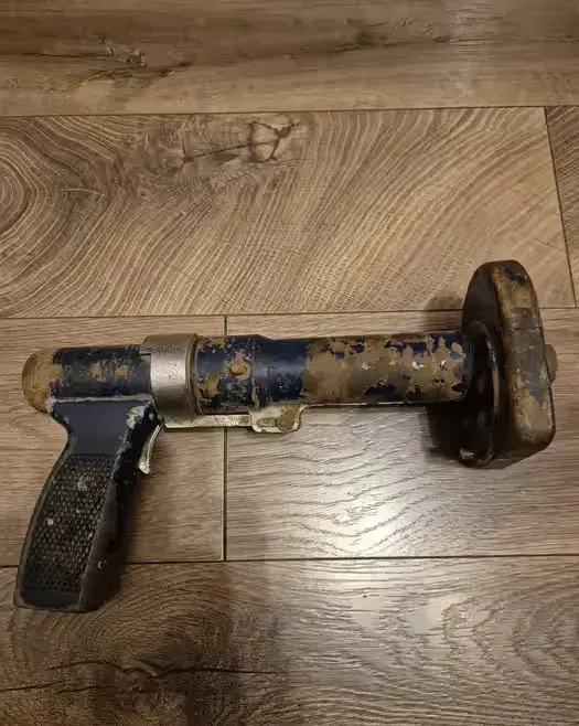 Stary osadzak - pistolet do wstrzeliwania kolkow — praca twórcy darantyki66 na Freshwall Marketplace