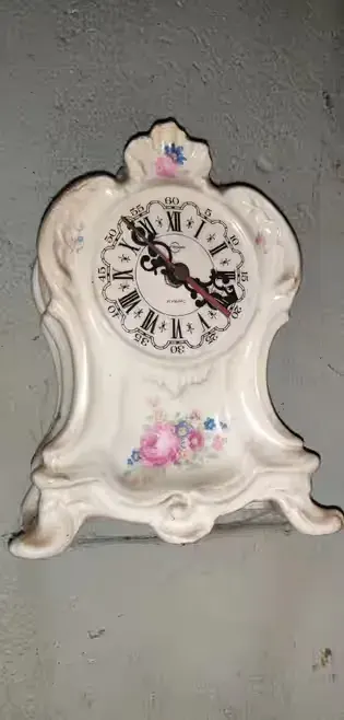 Stary zegar z porcelany — praca twórcy luki na Freshwall Marketplace