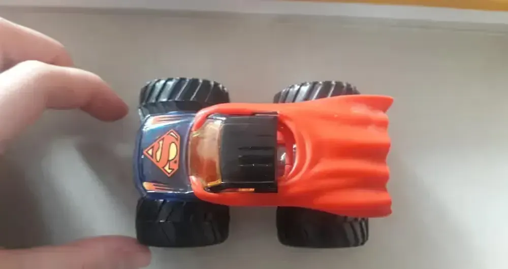 Superman hot wheels — praca twórcy Rydel na Freshwall Marketplace
