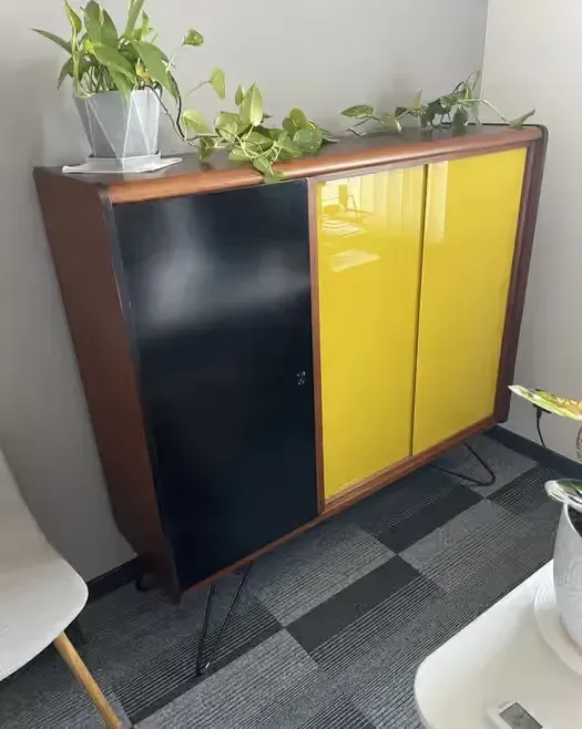 Szafka vintage duńska lata 70 — praca twórcy Aleksandra na Freshwall Marketplace