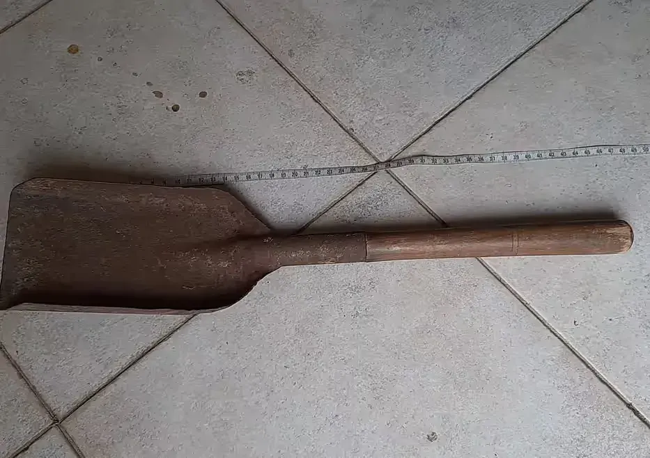 Szufelka metalowa do węgla do pieca vintage z PRL solidna — praca twórcy Stanisława na Freshwall Marketplace