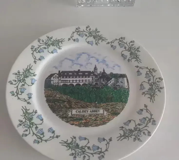 Talerzyk kolekcjonerski talerz biały zielony krajobraz Caldey Abbey — praca twórcy Laura na Freshwall Marketplace