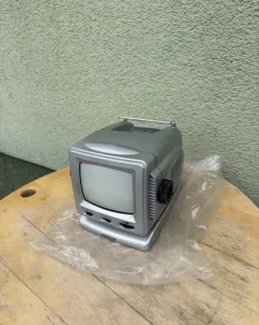 Telewizor kineskopowy Novaline TVP-251 przenośny sprawny retro — praca twórcy Zygmunt na Freshwall Marketplace