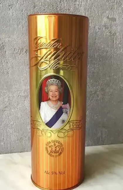 Unikat/Puszka po piwie /Złoty jubileusz Królowa Elżbieta II 1952 -2002 — praca twórcy Marmi na Freshwall Marketplace