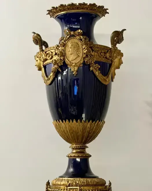 Unikatowa Porcelanowa Kobaltowa Amfora bleu de Sèvres, brąz złocony, Paryż ok. 1850 r  Klasa muzealna styl Drugiego Cesarstwa Najwyższej Klasy Rzeźba — praca twórcy ArtCollector na Freshwall Marketplace
