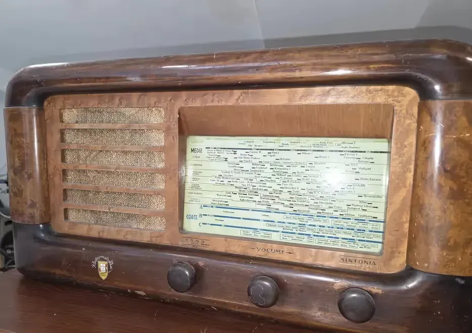 Unikatowe radio lampowe Magneti Marelli Nilo Bianco (lata 40.) – rzadki klasyk — praca twórcy ClearGoldfinch579 na Freshwall Marketplace