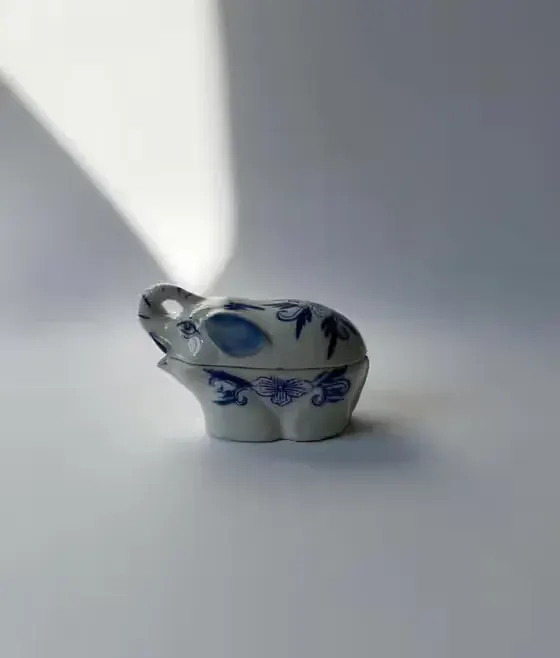 vintage porcelanowe puzderko „stonik" w stylu Delft blue — praca twórcy Maria na Freshwall Marketplace