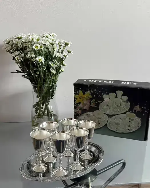 Vintage zestaw kieliszków do sznapsa / aperitifu w oryginalnym pudełku — praca twórcy Nela Picks Antiques na Freshwall Marketplace