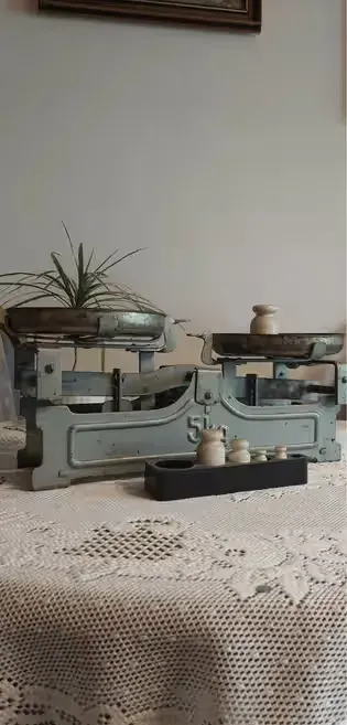 Waga z odważnikami ceramicznymi — praca twórcy Jola na Freshwall Marketplace
